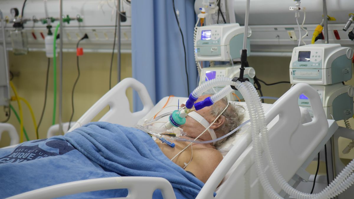 „Zdravý muž, věk 49 let. Před intubací mu praskla plíce,“ říká lékař z JIP